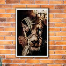 Quadro Decorativo Jesus Orando Leão e Cruz 60x40 com Moldura