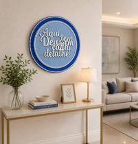 Quadro Decorativo MDF Frase Deus Em Cada Detalhe - Fé e Inspiração Lar Quadro Decorativo MDF Frase Deus Em Cada Detalhe - Fé e Inspiração Lar