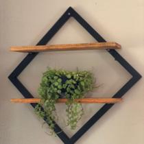 Quadro decorativo nicho com design industrial em ferro e tábua pinus envernizada