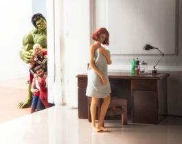 Quadro Decorativo Viuva Negra e Heróis no Toalete