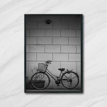 Quadro Fotografia Bicicleta Muro 45x34cm - com vidro Quadro Fotografia Bicicleta Muro 45x34cm - com vidro