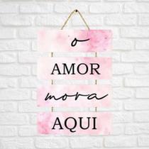 Quadro Frase Positiva - O Amor Mora Aqui