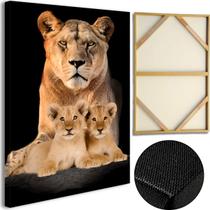 Quadro Mae Leoa 02 Filhotes Fundo Preto Tela Madeira 60x90 Tecido Canvas Alta Resoluçao