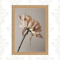 Quadro Moldura Dourada Flor Pétalas Bege 45x34cm Quadro Moldura Dourada Flor Pétalas Bege 45x34cm