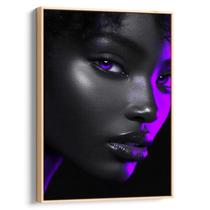 Quadro Mulher Negra Olhar Intenso em Luz Violeta
