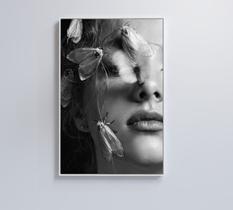 Quadro mulher preto e branco com mariposa Quadro mulher preto e branco com mariposa