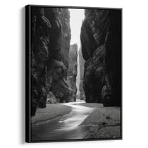 Quadro Paisagem de Penhascos e Rio Sereno Escarpado