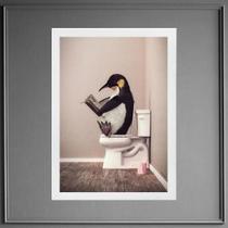 Quadro Pinguim No Banheiro Lendo Jornal 24X18Cm - Com Vidro