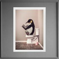 Quadro Pinguim No Banheiro Lendo Jornal 24x18cm - com vidro