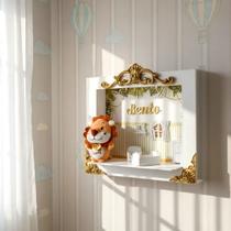 Quadro Porta Maternidade Cenário Led e nome safari leão branco e dourado