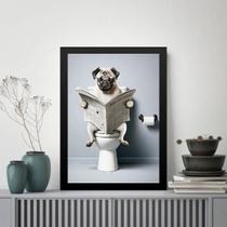 Quadro Pug Com Jornal No Banheiro 24X18Cm - Com Vidro