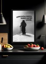 Quadro Quem Evita o Risco Nunca.Com Vidro e Moldura Preta Tamanho:21cm x 30cm (A4)