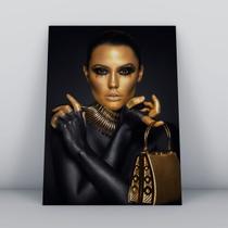 Quadro sem molduramulher cobre metade do rosto com uma mão Quadro sem molduramulher cobre metade do rosto com uma mão