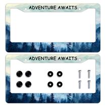 Quadros de matrículas Adventure Awaits Blue Misty Forest Personalizam placas de carro de metal em aço inoxidável Molduras de matrículas engraçadas decorativas para homens e mulheres 12,2" x 6,2", 2 unidades