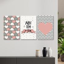 Quadros Decorativos Sala Frase Aqui tem Amor Kit 3 Placas - Art Print