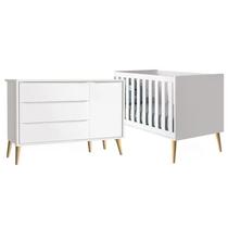 Quarto com Berço Theo e Cômoda com Porta Branco Fosco e Pés Madeira Natural - Reller Móveis Quarto com Berço Theo e Cômoda com Porta Branco Fosco e Pés Madeira Natural - Reller Móveis