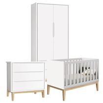 Quarto de Bebê Classic 2 Portas Branco com Pés Madeira Natural Reller Quarto de Bebê Classic 2 Portas Branco com Pés Madeira Natural Reller