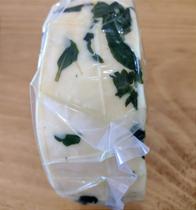 Queijo Artesanal com Manjericão - Sítio Santo Antonio - 500g e 1Kg