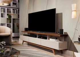 RACK BANCADA VIVA 180cm RETRÔ GRANDE COR OFF WHITE / FREIJÓ PARA TV ATÉ 75'' POLEGADAS COM 3 GAVETAS PÉS RETRÔ