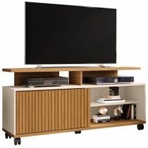 Rack Bechara Topázio com porta de correr com aplique 3D largura 1,36 metro pés de rodízios Cinamomo OFF White Rack Bechara Topázio com porta de correr com aplique 3D largura 1,36 metro pés de rodízios Cinamomo OFF White