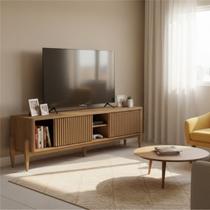 Rack Ripado para TV até 65 Polegadas MDF 180cm Pés em Madeira Maciça 2 Portas de Correr Sereno Marrom Cedro Rack Ripado para TV até 65 Polegadas MDF 180cm Pés em Madeira Maciça 2 Portas de Correr Sereno Marrom Cedro
