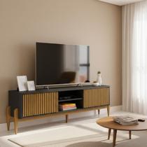 Rack Ripado para TV até 65 Polegadas MDF 180cm Pés em Madeira Maciça 2 Portas de Correr Sereno Preto/Cedro Rack Ripado para TV até 65 Polegadas MDF 180cm Pés em Madeira Maciça 2 Portas de Correr Sereno Preto/Cedro
