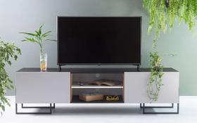 Rack Tv Moderno Mdf Preto Pé Metal Estilo Industrial 2 Portas Cinzas Crosby (183X43,6X48,5 Cm)