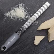 Ralador Inox Microplane Zester Cinza para Queijos e Cítricos Lâmina Americana