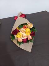 ramalhete 12 rosas coloridas em embalagem de presente - Love