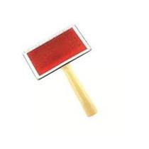 Rasqueadeira com cerdas de aço e cabo de madeira