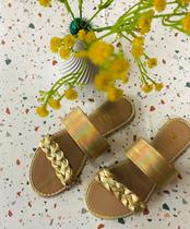 Rasteirinha Calce Fácil Dourada Combina Com Tudo