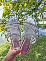 Rasterinha de dedo com tira grosa brilhante de stress e glitter bico quadrado calce facil sandalha feminina