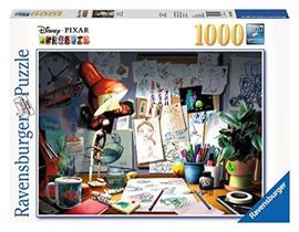 Ravensburger Disney Pixar - The Artist's Desk Puzzle 1000 Piece Jigsaw Puzzle for Adults Cada peça é única, a tecnologia Softclick significa que as peças se encaixam perfeitamente, número do modelo: 19432