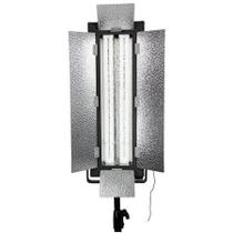 Refletor de Luz Fluorescente 110w com Controle Remoto Refletor de Luz Fluorescente 110w com Controle Remoto