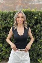 Regata Básica Preta Decote V Ombros Largos Em Ribana De Algodão Sustentável Regata Básica Preta Decote V Ombros Largos Em Ribana De Algodão Sustentável