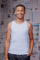 Regata canelada branco estilo ráfia