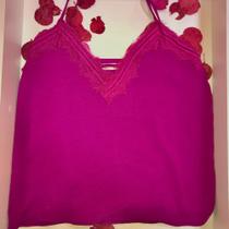 Regata crepe com detalhe em renda