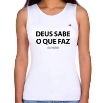 Regata Feminina Deus sabe o que faz, eu não - Foca na Moda