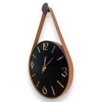 Relógio de parede Adnet 30cm preto, algarismos 3D cardinais dourados, alças de couro cor caramelo.