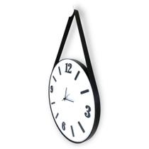 Relógio de parede adnet 50 cm, fundo branco, algarismos cardinais 3d pretos, alças couro cor preta.