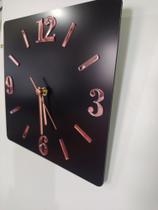 Relógio de parede quadrado 25cm preto com algarismos cardinais rosé.(fotos reais, sem edição).