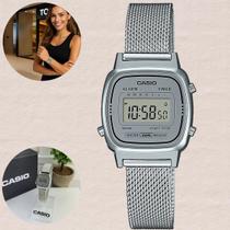 Relógio de Pulso Casio Feminino Digital Mini Vintage Aço Inóx Pulseira Mesch Prova Dágua Alarme Calendário Cronógrafo Casual Prata LA670WEM-7DF Relógio de Pulso Casio Feminino Digital Mini Vintage Aço Inóx Pulseira Mesch Prova Dágua Alarme Calendário Cronógrafo Casual Prata LA670WEM-7DF