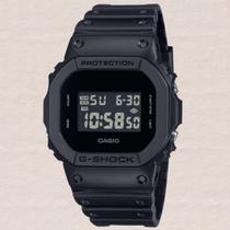 Relógio de Pulso Casio G-Shock Masculino Digital Resistente Choque Prova Dágua 200 Metros 20 ATM Alarme Multifunções Preto DW-5600UBB-1DR