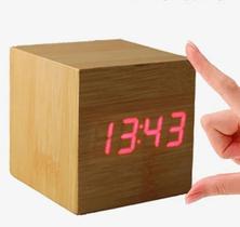 Relógio Digital De Mesa C/ Alarme, Led 5v Quadrado Madeira
