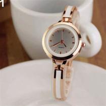 Relogio feminino com detalhes perolado Relogio feminino com detalhes perolado