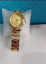 Relogio feminino detalhes dourado Relogio feminino detalhes dourado