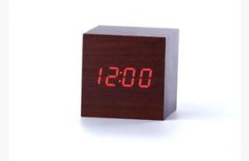 Relógio Madeira Mogno De Mesa Quadrado Digital Led Cubo 6,5cm 3 sensores de luminosidade temperatura