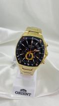 Relógio masculino Orient dourado com cronógrafos e fundo preto com aro quadrado