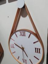 Relógio Parede silencioso 26cm, ACM Branco, Cintas Couro Caramelo, Algarismos Romanos Rosé