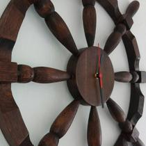 Relógio timão de madeira